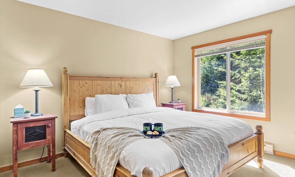 Golden Villa | Whispering Pines 3BR Townhouse Views + Hot Tub