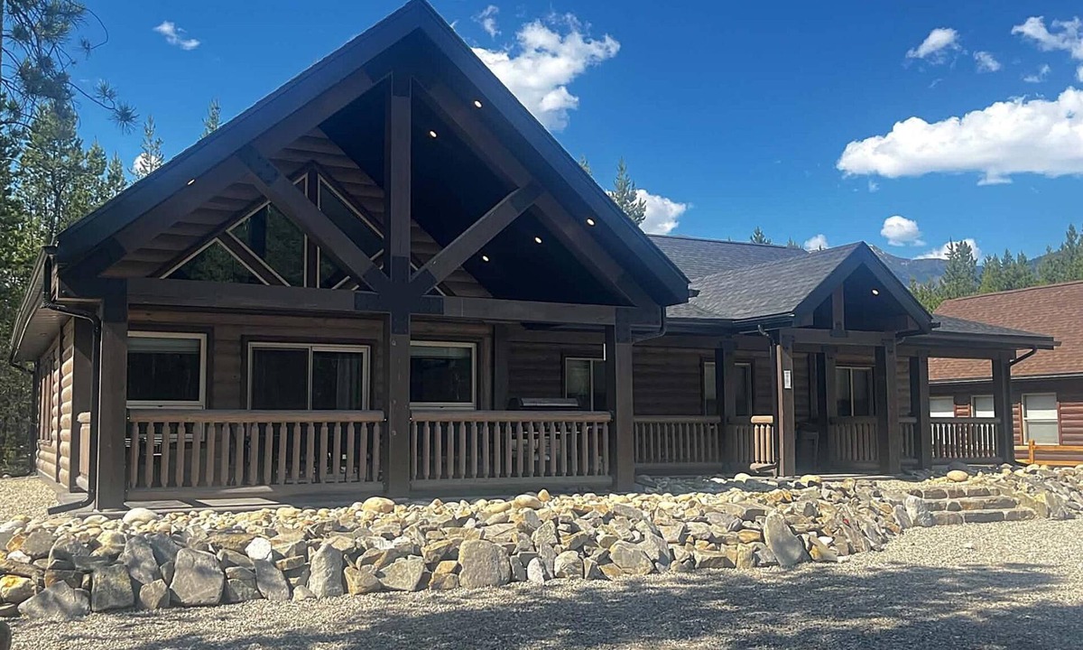 Valemount House | Whispering Pines Cabin