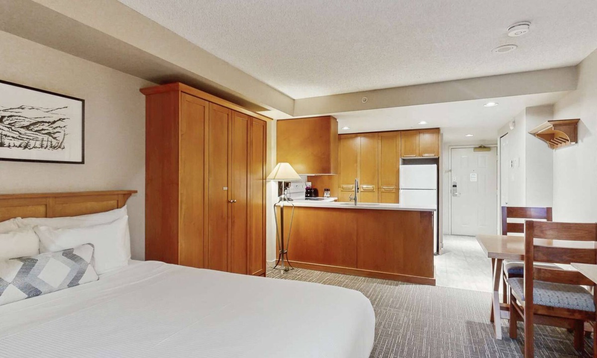 Whistler Village Hotel | Whistler - Whistler Peak Lodge 4407