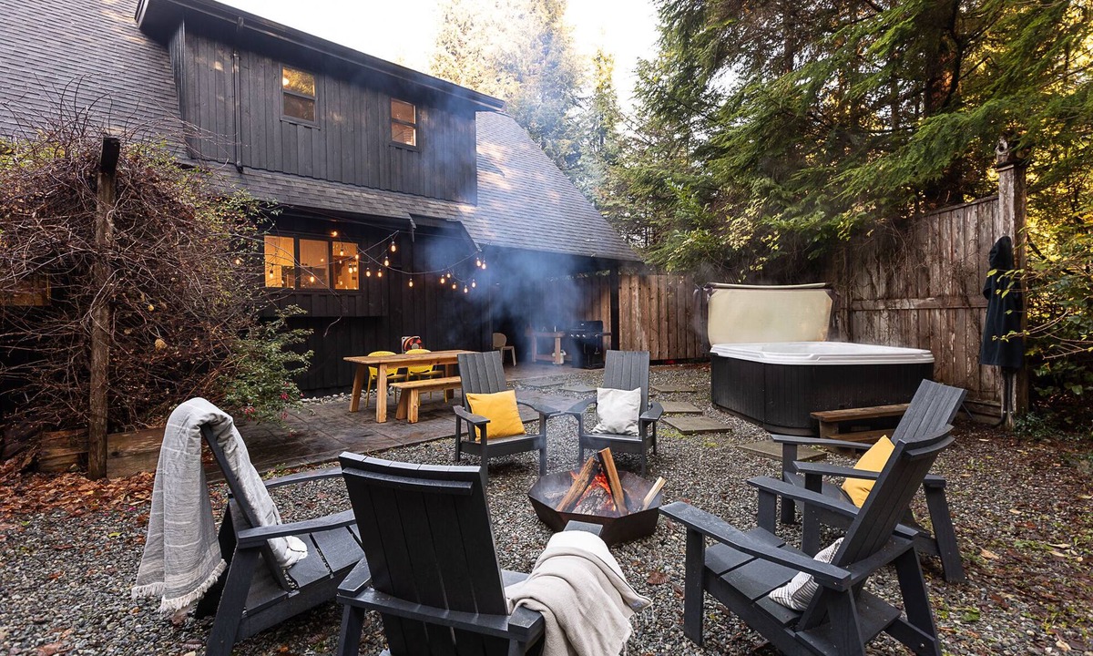 Tofino House | Whitewater-S.Chesterman I OD Shower, Firepit, Surf