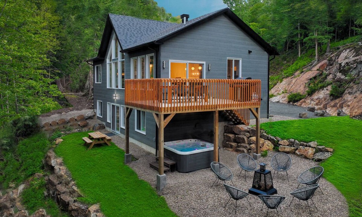 Mont-Tremblant Ski Chalet | Why choose Russel Cliff? Because you’re looking for more than just a place to stay — you want an experience. A place where comfort, nature, and relaxation come together perfectly, all within close proximity to the slopes and the casino.
