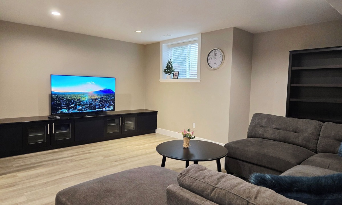 Surrey House | Willow Stay-Private 2-Bedroom Suite