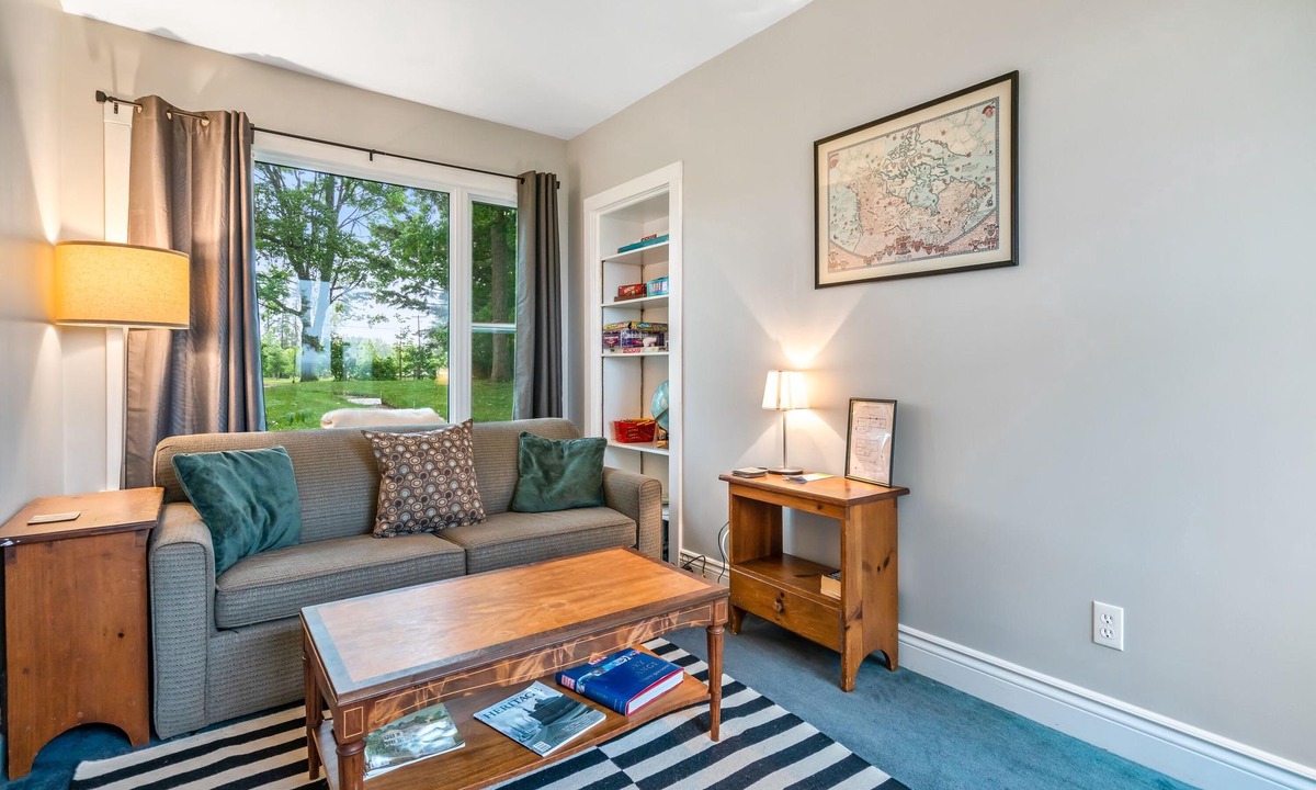 Fort Erie Cottage | Windmill Point Place - All yours - Private Beach Location