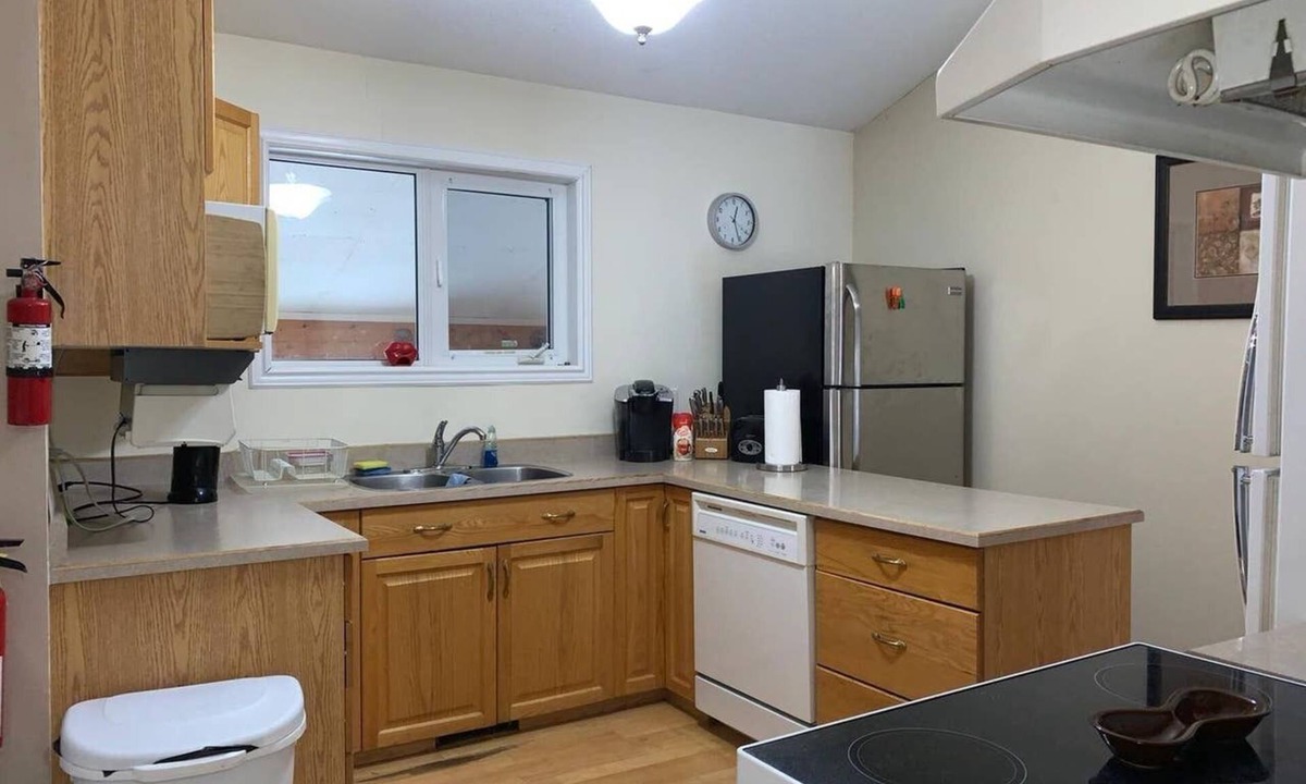 Fort McMurray House | WOOD land House: Spacious 8 Bedroom House