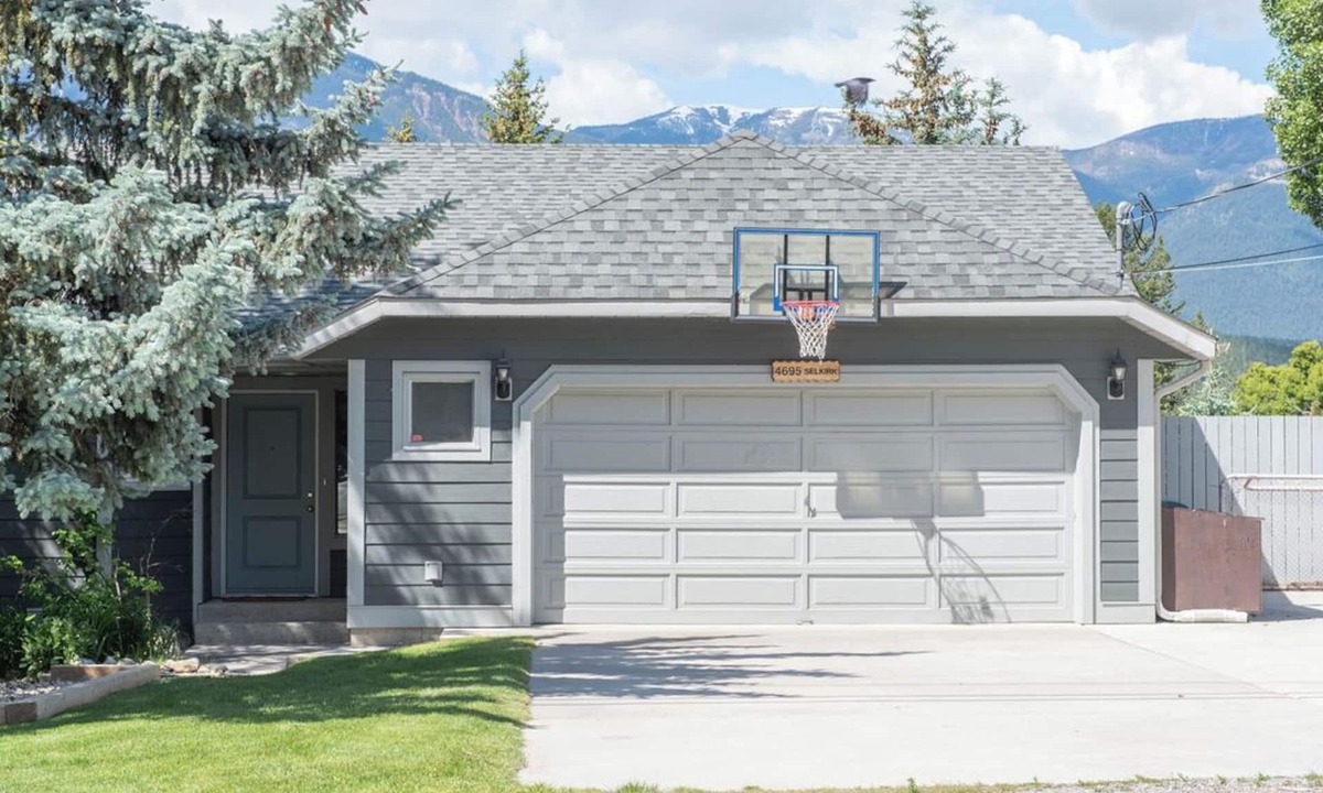 Windermere Cabin | Year-Round Getaway in Windermere B.C. - Enjoy the Lake and Mountains!
