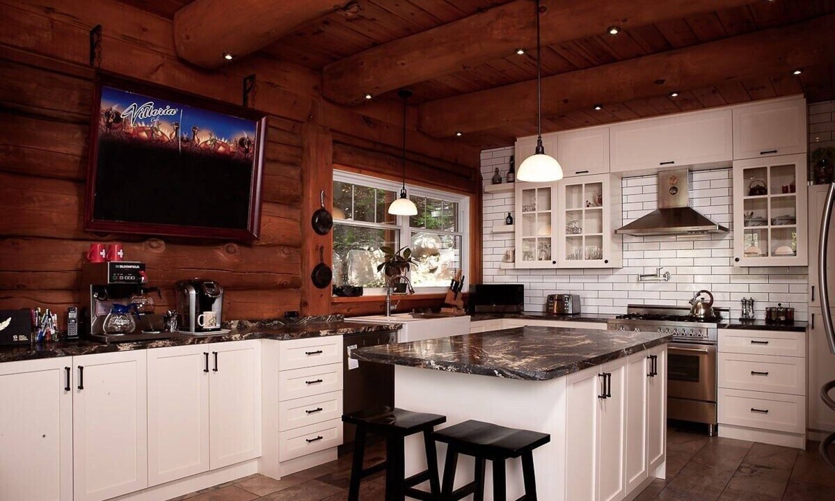 Sainte-Adele Ski Chalet | You’ll be charmed by this stunning log cabin perched on the mountainside.