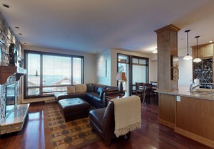 Ski-in/out condo w/private hot tub, gas fireplace, & steam shower - mtn views