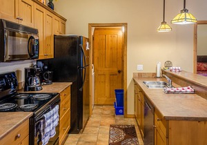 Upper floor 2 bedroom condo with easy access to ski trails