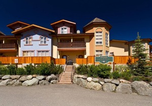 Upper floor 2 bedroom condo with courtyard view and easy access to ski runs
