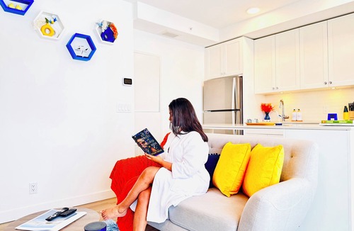 Crescent Heights Apartment | 1 Bedroom Apt | Bow River Views | 5 mins to Stampede | Free Street Parking