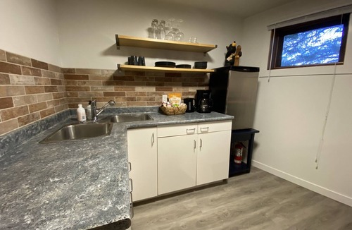 Cougar Creek Bed & Breakfast | 1 Bedroom Hideaway with Cozy Fireplace