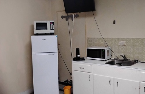 Merritt Hotel | 1 Bedroom Kitchenette, Hardwired Internet, free parking, WiFi