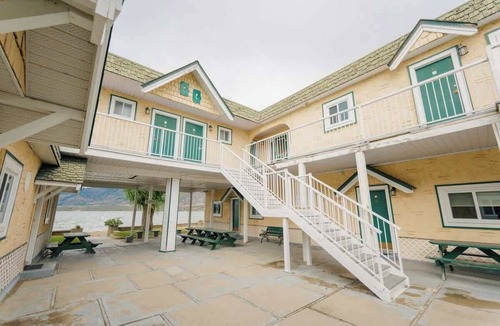Osoyoos Apartment | 1 BR Courtyard Suite 3 Green Gables Resort