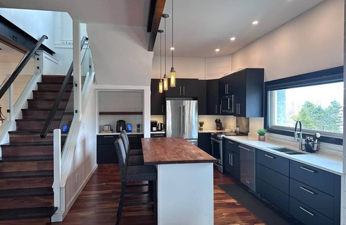 Queens Square Condo | 1 Brighton modern in downtown's historic district