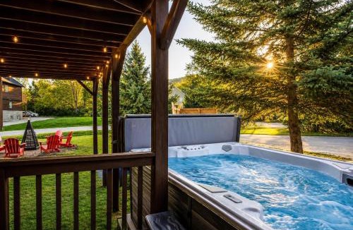 The Blue Mountains Ski Chalet | 10BR Chalet with Swim Spa Sauna Cinema and Firepit