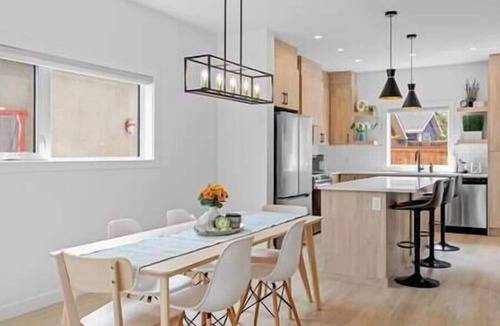 Southwest Calgary Villa | 12 Guests | 2 King Beds | Ping Pong| 6 BR| Garage