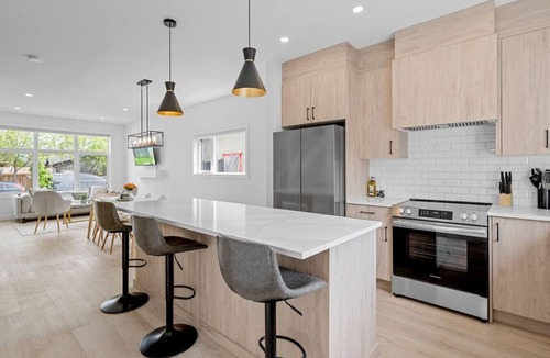 Southwest Calgary Villa | 12 Guests | 2 King Beds | Ping Pong| 6 BR| Garage