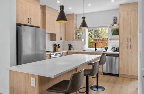 Southwest Calgary Villa | 12 Guests | 2 King Beds | Ping Pong| 6 BR| Garage