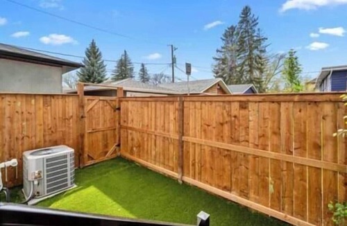Southwest Calgary Villa | 12 Guests | 2 King Beds | Ping Pong| 6 BR| Garage
