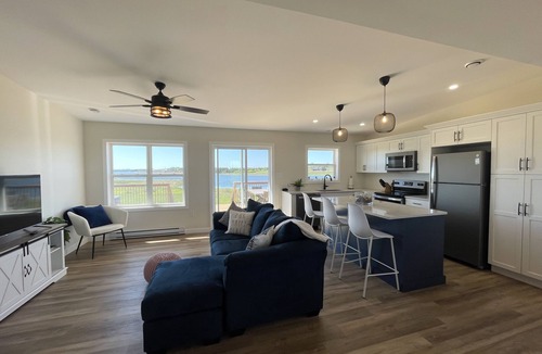 Anglo Rustico Cottage | 12% off July dates- Only a 5 Minute Walk From Beautiful North Shore Beach
