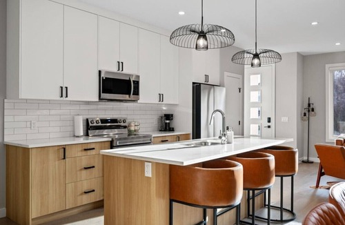 Montgomery Apartment | 16 Guests | 8BR | Game Rooms | King Beds