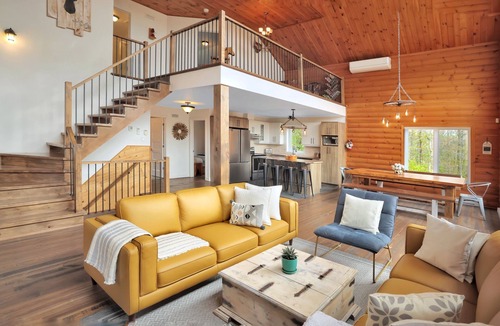 Wentworth-Nord Ski Chalet | 16-Person Luxury Chalet near St-Sauveur | Spa+Games | Chalet Belle Roche