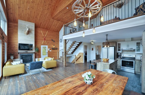 Wentworth-Nord Ski Chalet | 16-Person Luxury Chalet near St-Sauveur | Spa+Games | Chalet Belle Roche