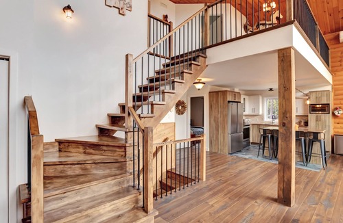 Wentworth-Nord Ski Chalet | 16-Person Luxury Chalet near St-Sauveur | Spa+Games | Chalet Belle Roche