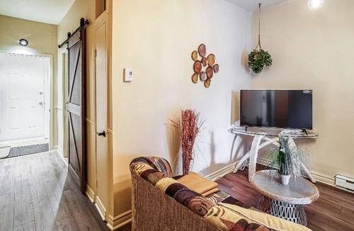 La Petite-Patrie Apartment | #170 Charming and Tastefully Furnished in Rosemont