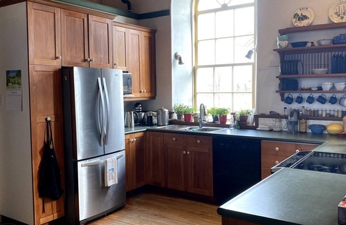 Grey Highlands House | 1870's stone schoolhouse close to skiing and hiking (10 minutes from Thornbury)