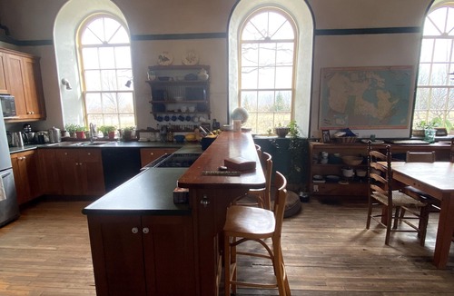 Grey Highlands House | 1870's stone schoolhouse close to skiing and hiking (10 minutes from Thornbury)