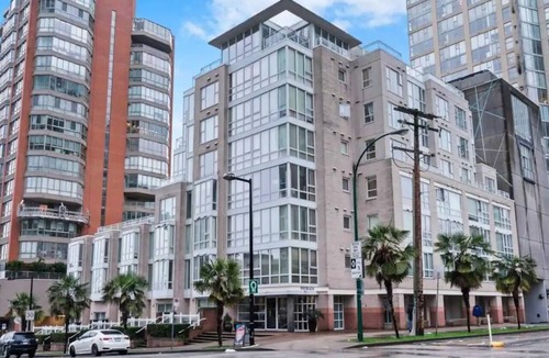 Downtown Vancouver Apartment | 1BR+Den, Free Parking, Steps to Seawall