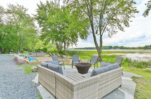 Centre Hastings Cottage | 1BR Lakefront Escape w Modern Kitchen & Firepit