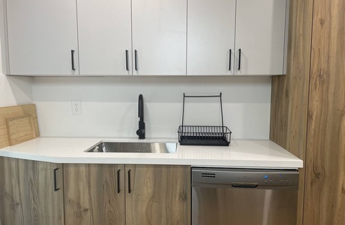 Woodbine Heights House | 1BR Main Floor Toronto | 15 Min Downtown + Parking