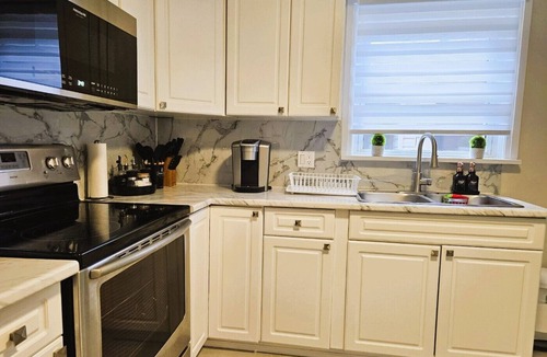 Niagara Falls House | 1F backyard balcony, 2-bedrooms, spacious, 1G WiFi, near WEGO bus