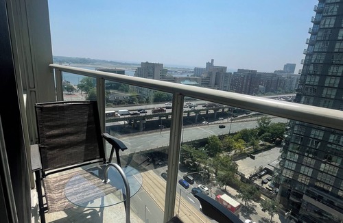 Toronto Entertainment District Condo | 2-bdr 1 bath downtown luxury condo, free parking sleeps 6