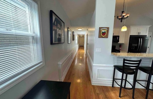 Near West Side Apartment | 2-Bed 2-Bath Apt | close to UC w/Free Parking