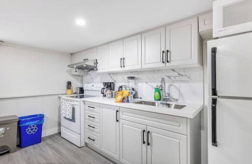 Oshawa House | 2 BEDROOM 2 BATHROOM Basement Haven Opulent Oasis!