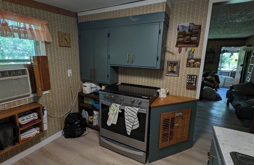Dunnottar Cabin | 2-bedroom cabin in Matlock with parking to accommodate 2 trucks and 16' trailers