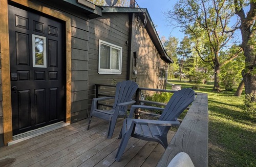 Dunnottar Cabin | 2-bedroom cabin in Matlock with parking to accommodate 2 trucks and 16' trailers