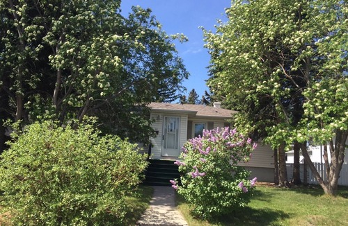 Banff Trail House | 2 bedroom house close to University & Foothill Hospital & Ctrain & SAIT