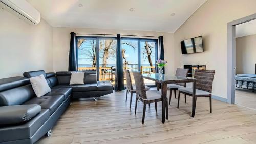 Harwood House | 2-bedroom Lake Front Cottage in Harwood ON #3