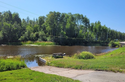 Angliers Cabin | 2 Bedroom Rustic Family Retreat Without Compromising Comfort
