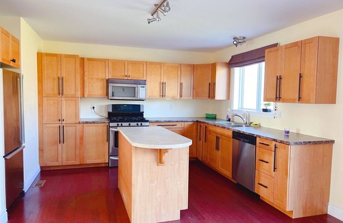 Tyendinaga House | 2 Bedroom with free parking-upto 10 parking space