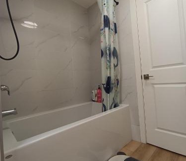 Northwest Calgary House | 2 BR Home No Kitchen Near Downtown Airport Full privacy