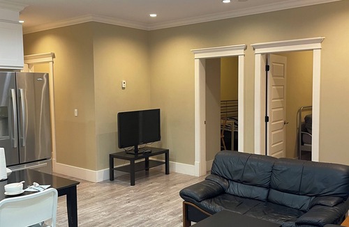 Dunbar House | 2 bright bedroom near UBC