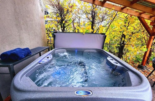 Quartier 5-4 Apartment | 2 Full 2BR Apts Hot Tub & 4 Parking 8m Old QC