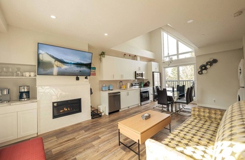 Canmore Villa | 2-in-1 Skyline MTN Retreat | Hot Tub Pool AC