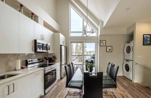Canmore Villa | 2-in-1 Skyline MTN Retreat | Hot Tub Pool AC