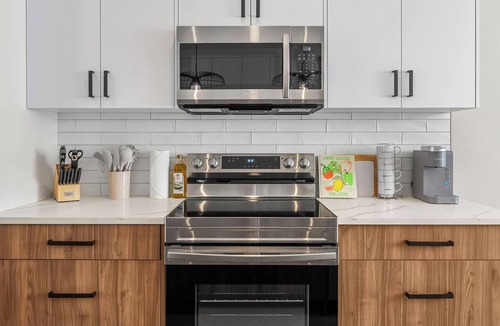 Banff Trail House | 2 King Bed | Garage | Min to UofC | NEW